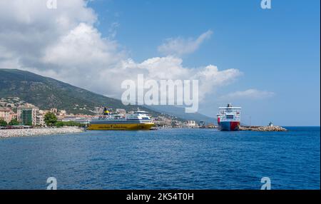 An einem sonnigen Sommermorgen dockten die Kreuzfahrten am Hafen von Bastia an. Corse, Frankreich. Stockfoto