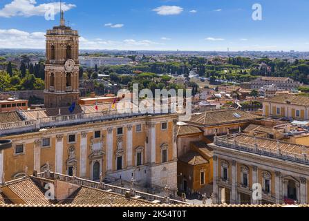 Skyline von Rom. Blick vom Altar des Vaterlandes oder Vittoriano: Im Vordergrund Kapitolinische Hügel mit Palazzo Senatorio. Stockfoto