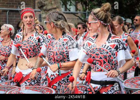 London, Großbritannien, 29.. August 2022. Teilnehmer und Nachtschwärmer haben Spaß an der Hauptparade am Notting Hill Carnival 2022. Der Karneval, eine Feier des Autos Stockfoto