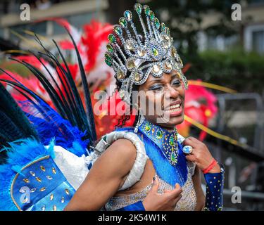 Samba-Tänzerin in Kostüm mit Paraiso School of Samba, Notting Hill Carnival, London, Großbritannien Stockfoto