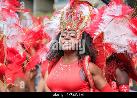 Samba-Tänzerin in rotem Federkostüm mit Paraiso School of Samba, Notting Hill Carnival, London, UK Stockfoto