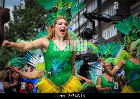 Samba-Tänzer in Kostüm mit Paraiso School of Samba, Notting Hill Carnival, London, Großbritannien Stockfoto