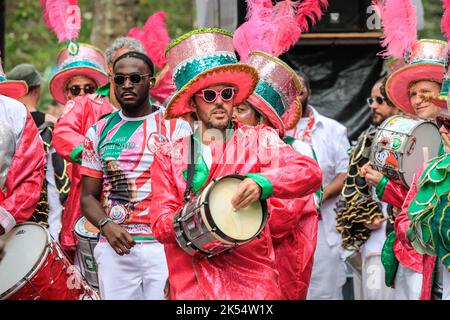 Samba-Trommler in Kostüm mit Paraiso School of Samba, Notting Hill Carnival, London, UK Stockfoto