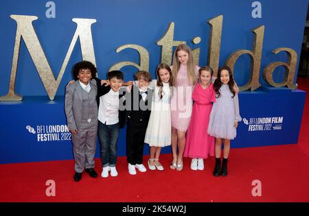 05. Okt 2022 - London, England, UK - Alisha Weir und die Besetzung von Matilda bei der Eröffnungsgala des BFI London Film Festival 66. - Weltpremiere von Roal Stockfoto