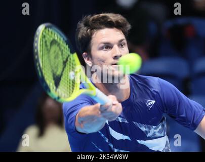 Tokio, Japan. 6. Oktober 2022. Miomir Kecmanovic aus Serbien gibt am Donnerstag, dem 6. Oktober 2022, im Ariake Coliseum in Tokio den Ball gegen Daniel Evans aus Großbritannien beim zweiten Turnierspiel der Japan Open zurück. Kecmanovic besiegte Evans 6-3, 3-6, 7-6. Quelle: Yoshio Tsunoda/AFLO/Alamy Live News Stockfoto