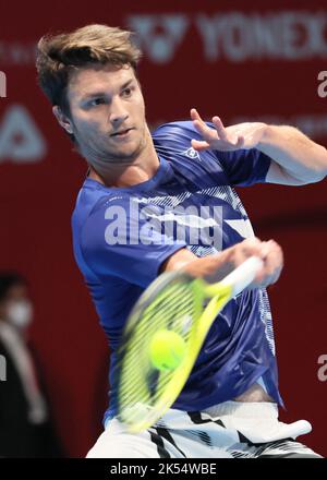 Tokio, Japan. 6. Oktober 2022. Miomir Kecmanovic aus Serbien gibt am Donnerstag, dem 6. Oktober 2022, im Ariake Coliseum in Tokio den Ball gegen Daniel Evans aus Großbritannien beim zweiten Turnierspiel der Japan Open zurück. Kecmanovic besiegte Evans 6-3, 3-6, 7-6. Quelle: Yoshio Tsunoda/AFLO/Alamy Live News Stockfoto