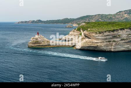 Leuchtturm 'De la Madonetta' in der Nähe von Bonifacio an einem sonnigen Sommertag. Südkorse, Frankreich. Stockfoto