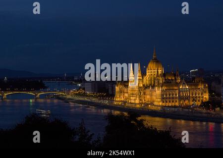 Nachtansicht des ungarischen Parlamentsgebäudes Országház oder des Budapester Parlaments auf dem Kossuth-Platz auf der Pester Seite der Donau Stockfoto