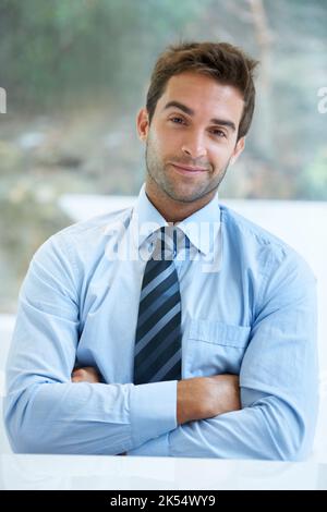 Der moderne Profi. Ein hübscher junger Geschäftsmann bei der Arbeit. Stockfoto