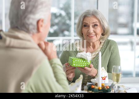 Schönes älteres Paar, das gemeinsam das neue Jahr feiert Stockfoto