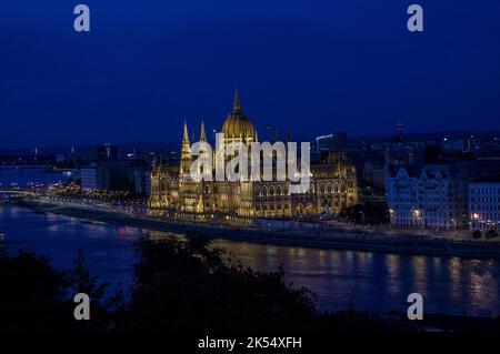 Nachtansicht des ungarischen Parlamentsgebäudes Országház oder des Budapester Parlaments auf dem Kossuth-Platz auf der Pester Seite der Donau Stockfoto