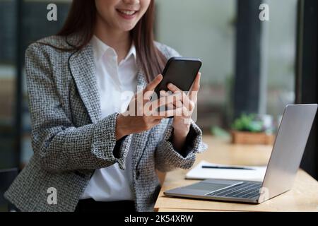 Eine Geschäftsfrau vervollständigt KYC mithilfe eines Online-Banking-Programms, um ein digitales Sparkonto zu eröffnen. Die Definition von Cyber-Sicherheit Stockfoto