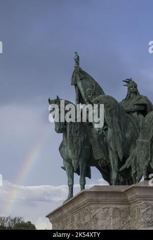 Statuen am Ende der Andrassy Allee in Budapest, Ungarn, auf dem Heldenplatz, Hősök tere. Foto hier ein Teil der Sieben Häute der Magyaren. Stockfoto