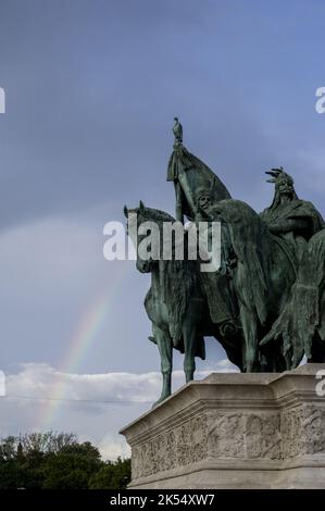 Statuen am Ende der Andrassy Allee in Budapest, Ungarn, auf dem Heldenplatz, Hősök tere. Foto hier ein Teil der Sieben Häute der Magyaren. Stockfoto