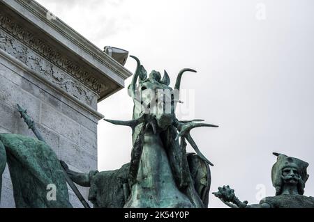 Statuen am Ende der Andrassy Allee in Budapest, Ungarn, auf dem Heldenplatz, Hősök tere. Foto hier ein Teil der Sieben Häute der Magyaren. Stockfoto