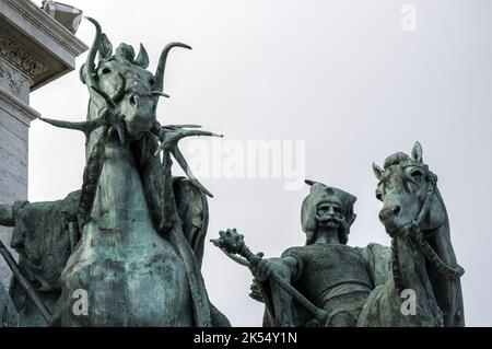 Statuen am Ende der Andrassy Allee in Budapest, Ungarn, auf dem Heldenplatz, Hősök tere. Foto hier ein Teil der Sieben Häute der Magyaren. Stockfoto