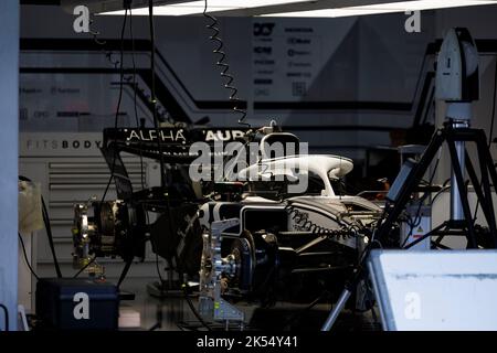 6.. Oktober 2022; Suzuka Circuit, Ino, Suzuka City, Präfektur Mie, Japan: FIA F1 Grand Prix of Japan, Ankunftstag; AlphaTauri bereitet das Auto für die japanische Formel 1 Grandprix vor Stockfoto