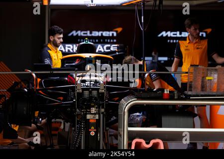 6.. Oktober 2022; Suzuka Circuit, Ino, Suzuka City, Präfektur Mie, Japan: FIA F1 Grand Prix of Japan, Ankunftstag; McLaren bereitet das Auto für die japanische Formel 1 Grandprix vor Stockfoto