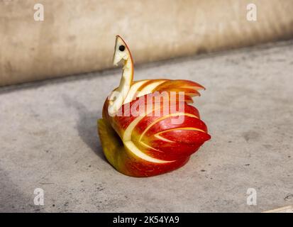 Tierförmige Dekorationen aus Früchten Stockfoto