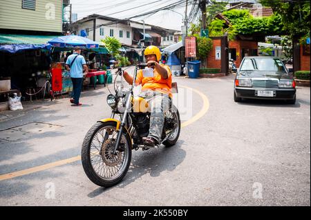 Ein Thailänder fährt auf einem coolen fetten Jungen-Motorrad. Stockfoto