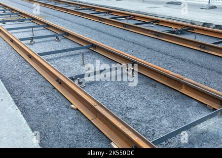 Straßenbaustelle mit neuem Gleisbett für die Straßenbahn Stockfoto