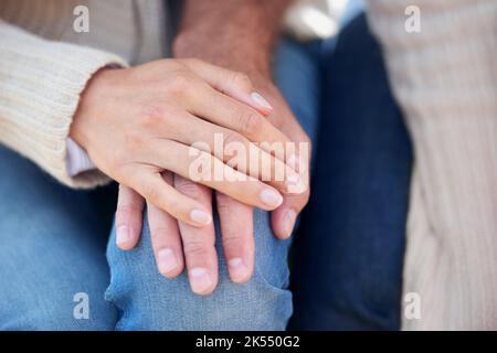 Eine liebevolle Hand. Beschnittenes Bild einer Frau, die ihre Hand liebevoll auf ihre Liebenden legt. Stockfoto