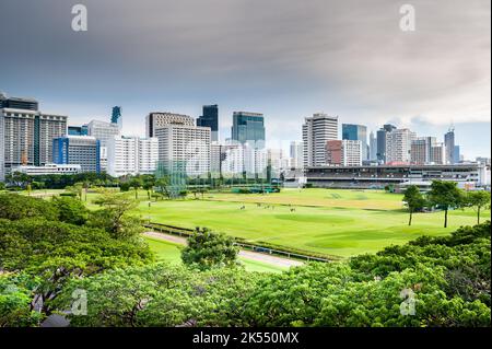 Blick vom Ratchadamri BTS Skytrain mit Blick auf den Royal Bangkok Sports Club. Zeigt den Golfplatz und die Pferderennbahn. Zentrum von Bangkok. Stockfoto