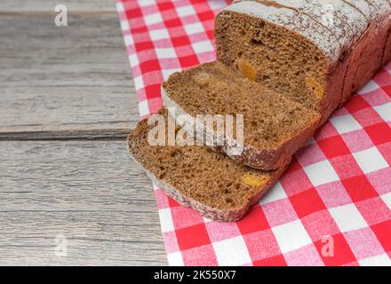 Brot mit getrockneten Früchten auf einer Tischdecke. Stockfoto