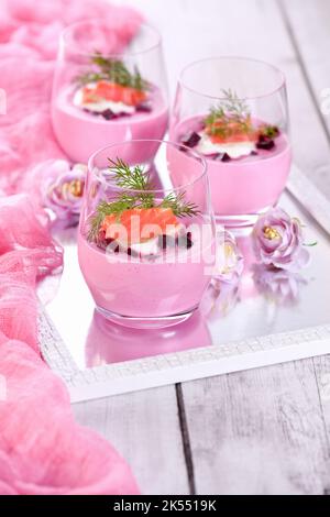 Lachs mit Rote Beete-Mousse mit der feinsten, weichen Textur kombiniert mit Meerrettich und Frischkäse ist eine wunderbare Geschmackskombination. Entf Stockfoto