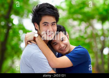 Nur wir beide. Porträt eines liebevollen jungen schwulen Paares, das im Freien Zeit zusammen verbringt. Stockfoto