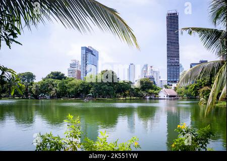 Blick auf die Straße, die Wege und den großen See im Lumphini Park, Bangkok, Thailand. Stockfoto