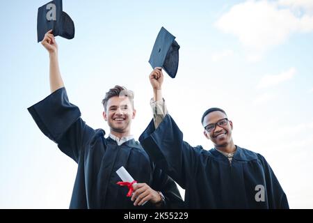 Abschluss, Bildung und Studenten mit blauem Himmel glücklich über den Erfolg in der Universität, Hochschule oder Schule studieren. Feiern, Vielfalt und Absolventinnen und Absolventen Stockfoto