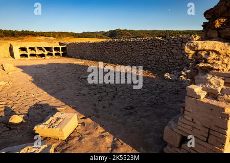 Ehemaliger Friedhof von Sant Romà de Sau, heute fast das ganze Jahr unter Wasser aufgrund des Stausees Bau in den frühen 1960er Jahren Stockfoto