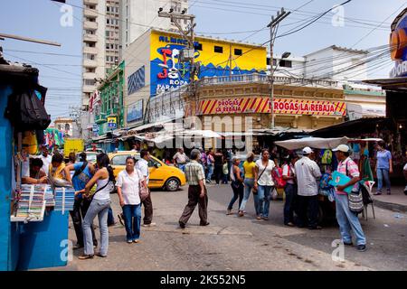 Kolumbien, Barranquilla. Downtown das alte Zentrum die Straßen sind voll mit vielen Straßenständen auf dem Bürgersteig. Stockfoto