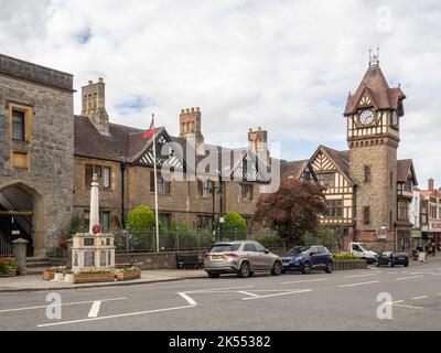 Blick auf die Straße, mit dem Kriegsdenkmal und dem Uhrenturm in der Marktstadt Ledbury, Herefordshire, Großbritannien Stockfoto