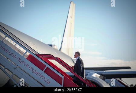 Santiago De Compostela, Spanien. 06. Oktober 2022. Bundeskanzler Olaf Scholz (SPD) geht den Gang zum Airbus A321 der Luftwaffe in Santiago de Compostela hinauf, um nach Prag zu fliegen. Das zweitägige informelle Treffen des Europäischen Rates findet in Prag statt. Quelle: Kay Nietfeld/dpa/Alamy Live News Stockfoto