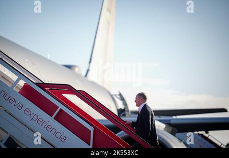 Santiago De Compostela, Spanien. 06. Oktober 2022. Bundeskanzler Olaf Scholz (SPD) geht den Gang zum Airbus A321 der Luftwaffe in Santiago de Compostela hinauf, um nach Prag zu fliegen. Das zweitägige informelle Treffen des Europäischen Rates findet in Prag statt. Quelle: Kay Nietfeld/dpa/Alamy Live News Stockfoto