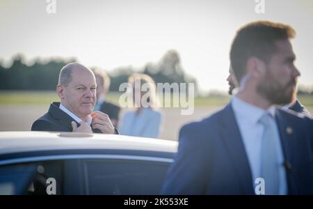 Santiago De Compostela, Spanien. 06. Oktober 2022. Bundeskanzler Olaf Scholz (SPD) kommt mit dem Air Force Airbus A321 in Santiago de Compostela zum Weiterflug nach Prag am Flughafen an. Das zweitägige informelle Treffen des Europäischen Rates findet in Prag statt. Quelle: Kay Nietfeld/dpa/Alamy Live News Stockfoto