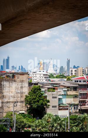 Der riesige goldene Buddha ragt groß über der Stadt Bangkok Thailand im Wat Paknam. Tempel voller Name; Wat Pak Nam Phasi Cheroen. Stockfoto