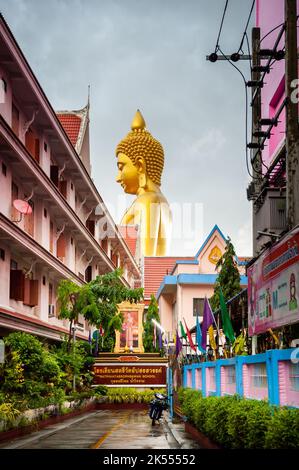 Der riesige goldene Buddha ragt groß über der Stadt Bangkok Thailand im Wat Paknam. Tempel voller Name; Wat Pak Nam Phasi Cheroen. Stockfoto