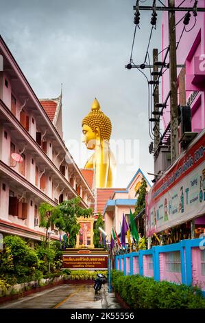 Der riesige goldene Buddha ragt groß über der Stadt Bangkok Thailand im Wat Paknam. Tempel voller Name; Wat Pak Nam Phasi Cheroen. Stockfoto