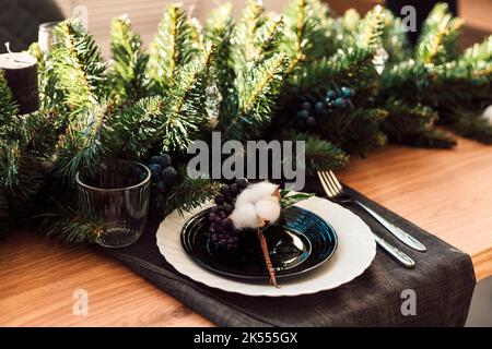 Wunderschön servierten Neujahrstisch in der Küche des Hauses Weihnachtsessen Stockfoto