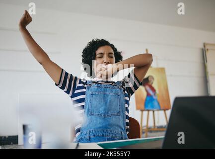 Studio, Kunst und müder Maler, der sich nach der Arbeit an einem Artwork-Projekt ausdehnt. Junge Künstlerin in der Werkstatt, erlaffen, gähnend und eine frühe Morgenstrecke Stockfoto