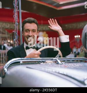 Peter Alexander, Österreichischer Sänger, Schauspieler, Pianist, Parodist und Entertainer, Winkt aus einem Motorcooter, Deutschland um 1964. Stockfoto