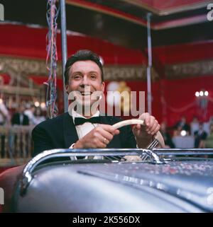 Peter Alexander, Österreichischer Sänger, Schauspieler, Pianist, Parodist und Entertainer, In einem Motorcooter, Deutschland um 1964. Stockfoto