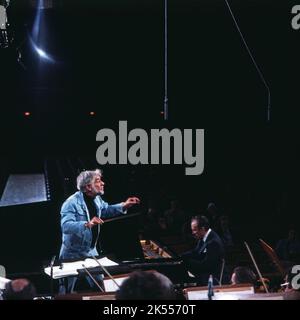 Leonard Bernstein, amerikanischer Komponist, Pianist und Dirigent, dirigiert Beethoven mit dem Symphonieorchester des Bayerischen Rundfunks in München, Pianist Claudio Arrau, hinten rechts. Deutschland 1977. Stockfoto