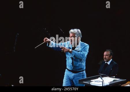 Leonard Bernstein, amerikanischer Komponist, Pianist und Dirigent, dirigiert Beethoven mit dem Symphonieorchester des Bayerischen Rundfunks in München, Pianist Claudio Arrau, hinten rechts. Deutschland 1977. Stockfoto