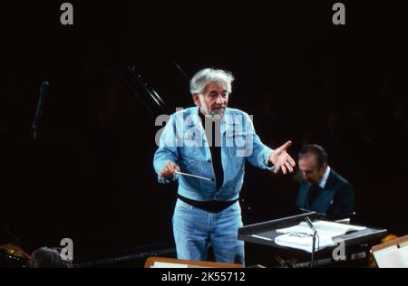 Leonard Bernstein, amerikanischer Komponist, Pianist und Dirigent, dirigiert Beethoven mit dem Symphonieorchester des Bayerischen Rundfunks in München, Pianist Claudio Arrau, hinten rechts. Deutschland 1977. Stockfoto