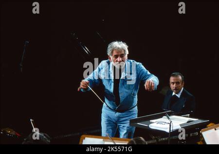 Leonard Bernstein, amerikanischer Komponist, Pianist und Dirigent, dirigiert Beethoven mit dem Symphonieorchester des Bayerischen Rundfunks in München, Pianist Claudio Arrau, hinten rechts. Deutschland 1977. Stockfoto