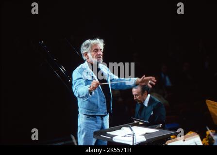 Leonard Bernstein, amerikanischer Komponist, Pianist und Dirigent, dirigiert Beethoven mit dem Symphonieorchester des Bayerischen Rundfunks in München, Pianist Claudio Arrau, hinten rechts. Deutschland 1977. Stockfoto